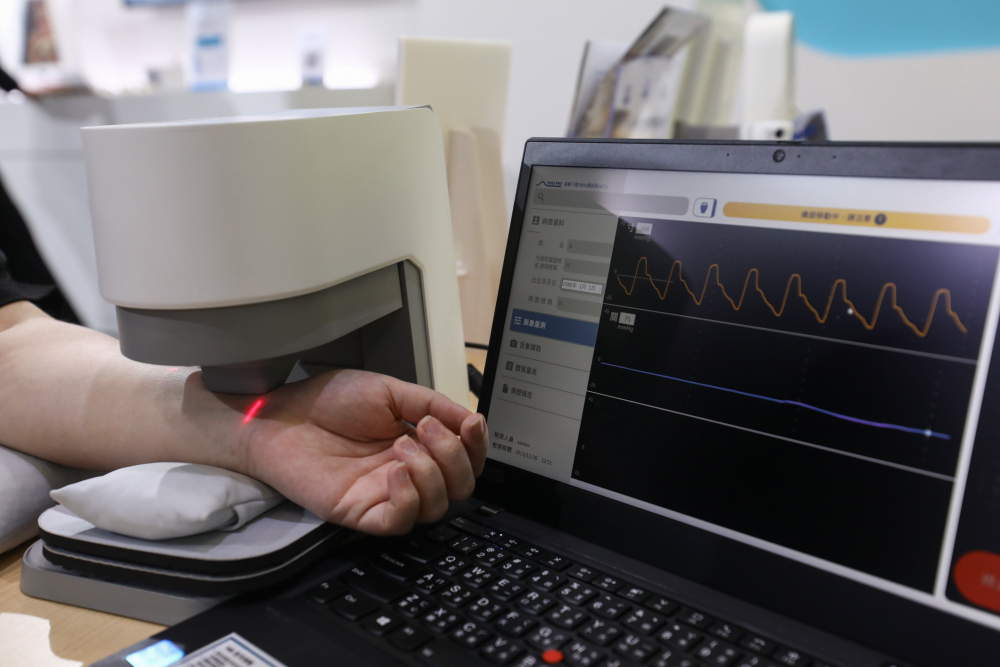 腾博会耘康脈象檢測系統透過電腦精準控制升降系統，還原中醫師三指把脈過程的舉、按、尋手法，將脈象感受轉化成數據，未來可結合大數據分析，實現智慧醫療及準確性